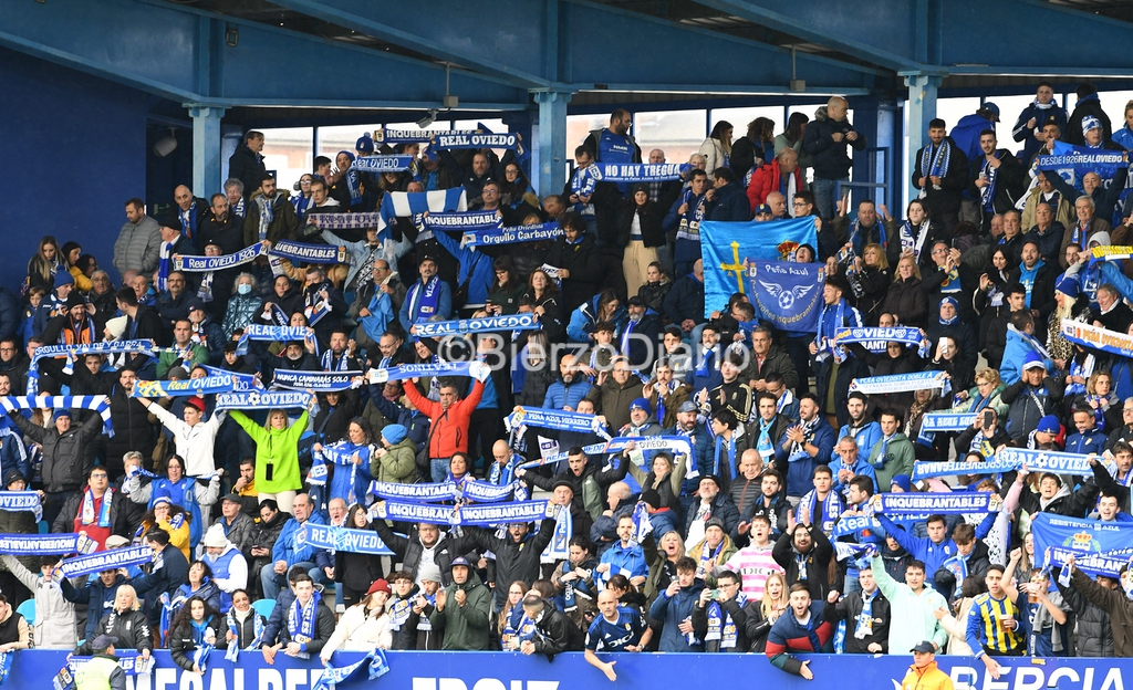 Cientos de aficionados del Oviedo se desplazaron a Ponferrada / Jesús López